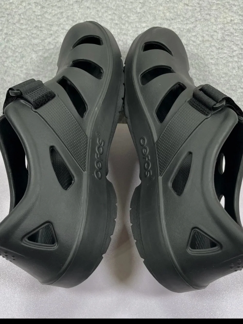 OOFOS Black mens Slip-On Vented Sandals M11 / W13